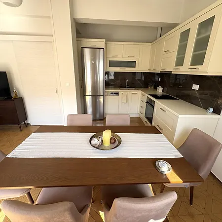 Alexia Nest, Lovely For 5 In The Ce Apartment